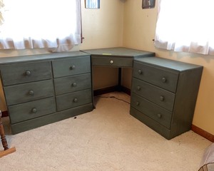 lot 115 image: Bedroom Desk