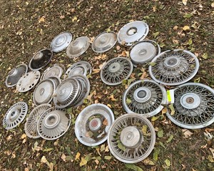 lot 31 image: Hub Caps