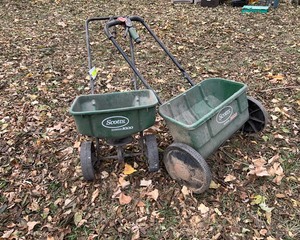 lot 30 image: Lawn Spreaders