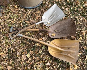 lot 63 image: Scoop Shovels