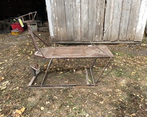 lot 2 image: Livestock Trimming Stand