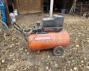 lot 23 image: Air Compressor