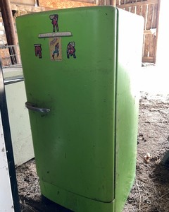 lot 28 image: Vintage Refrigerator