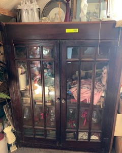 lot 140 image: Antique Cabinet