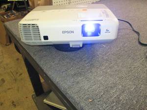 lot 569 image: epson 3LCD projector powers on no p...