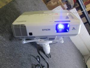 lot 570 image: epson 3LCD projector powers on no p...
