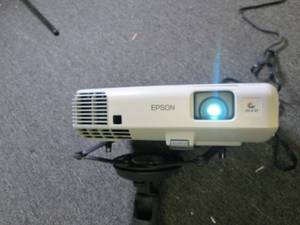 lot 572 image: epson 3LCD projector powers on no p...