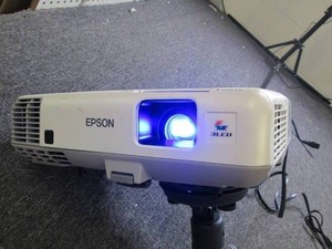 lot 575 image: epson 3LCD projector powers on no p...