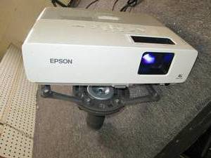 lot 578 image: epson 3LCD projector powers on no p...