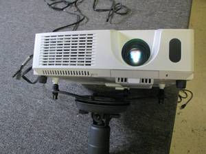 lot 579 image: 3M X30N projector powers on has pow...