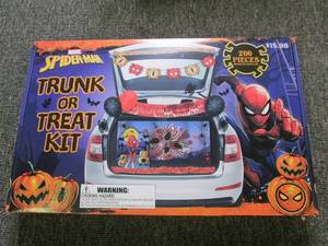 lot 586 image: new spiderman 200 pc trunk or treat...