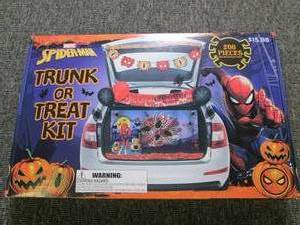 lot 589 image: new spiderman 200 pc trunk or treat...