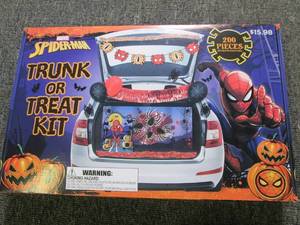 lot 590 image: new spiderman 200 pc trunk or treat...