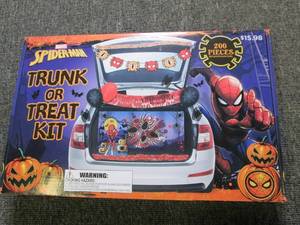 lot 592 image: new spiderman 200 pc trunk or treat...
