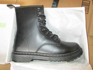 lot 30 image: new size 8 boots ...