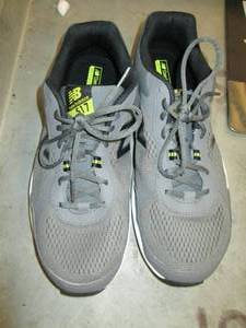 lot 208 image: NB sizer 11 grey shoes ...