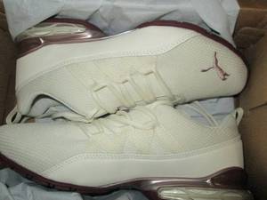 lot 220 image: PUMA Womens Riaze Prowl Femme Snea...