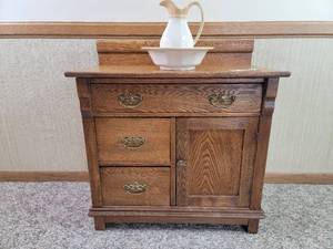 lot 41 image: Antique Commode Cabinet with Wash Basin and Pitcher 31 x 17 x 28