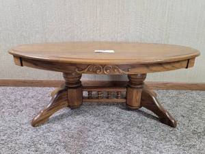 lot 43 image: Lovely Vintage Coffee Table 44 x 26 x 17