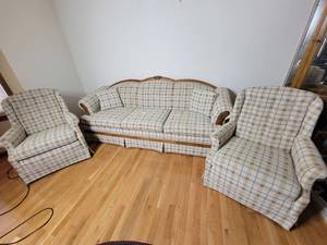 lot 54 image: Beautiful Clayton Marcus Couch and 2 Chairs
