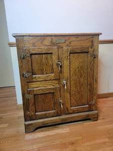 lot 30 image: Vintage Simmons White Clad Ice Box 32 x 20 x 37