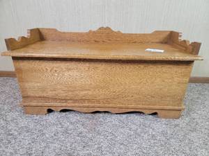 lot 32 image: Vintage Hope Chest 45 x 18 x 23