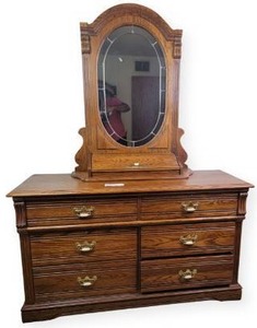 lot 26 image: Vintage 6 Drawer Dresser w Mirror and Jewelry Box 55 x 19 x 76