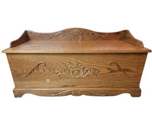 lot 12 image: Vintage Hope Chest 49 x 20 x 19
