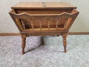 lot 06 image: Vintage Ethan Allen Heirloom Doughbox Table w Magazine Rack 28 x 18 x 24