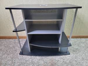 lot 03 image: Television Stand 32 x 19 x 28