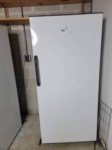 lot 64 image: GE Refridgerator 28 x 28 x 62