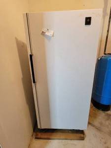 lot 66 image: GE Refridgerator 28 x 29 x 60