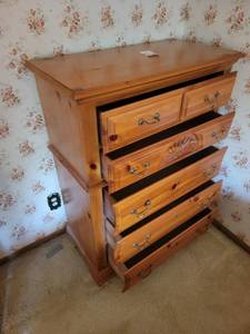 lot 19 image: Vintage Dresser 35 x 19 x 48