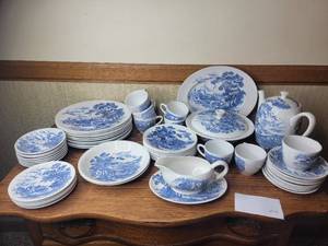 lot 210 image: Gorgeous 45 Piece Wedgwood Countryside Dining Set