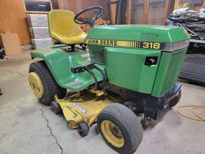 lot 02 image: John Deere 318 Lawn Tractor (ready for work)