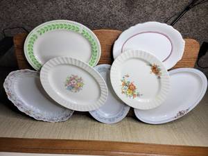 lot 270 image: Beautiful Vintage China Platter Collection Homer Laughlin & More