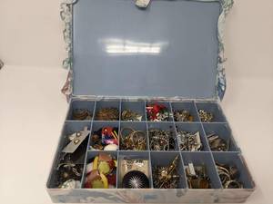 lot 161 image: Beautiful Vintage  Floral Jewelry Box Full of Jewelry
