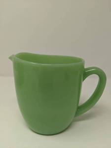 lot 186 image: Mid-Century-Modern 4.5 Fire King Jadeite Pitcher