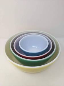 lot 194 image: Mid-Century-Modern  1950s 4 Piece Primary Colors Pyrex Nesting Bowl Set