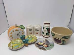 lot 199 image: Lovely Vintage Ceramic Fruit Serving Collection-7 Pieces