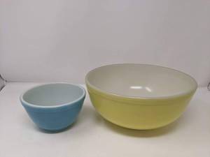 lot 285 image: Mid-Century-Modern  1950s 2 Piece Primary Colors Pyrex Nesting Bowl Set