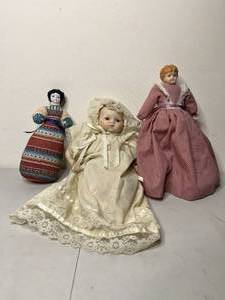 lot 224 image: Beautiful Vintage Porcelain Dolls