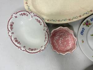 lot 259 image: Lovely Vintage Floral China Collection