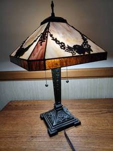 lot 127 image: Vintage 22 Tiffany-Style Lamp