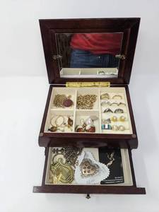 lot 150 image: Beautiful Vintage Jewelry Box full of Jewlery