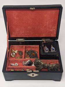 lot 151 image: Rare Vintage Hand-Painted Japanese Musical Jewelry Box with Jewelry