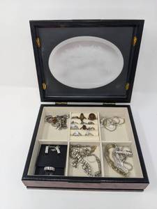 lot 152 image: Vintage Jewelry Box Full of Jewelry