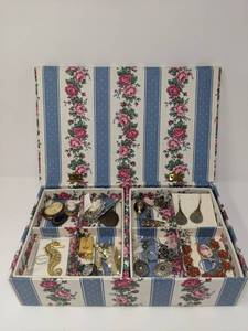 lot 153 image: Beautiful Quilted Jewelry Box Full of Jewelry