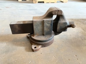 lot 108 image: Vise