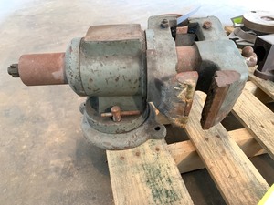 lot 110 image: Heavy Duty Vise